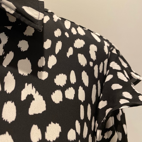 Chico’s Ruffle Dot Print Top Size 4 Black White Abstract Dalmatian Dots Career - Picture 3 of 9